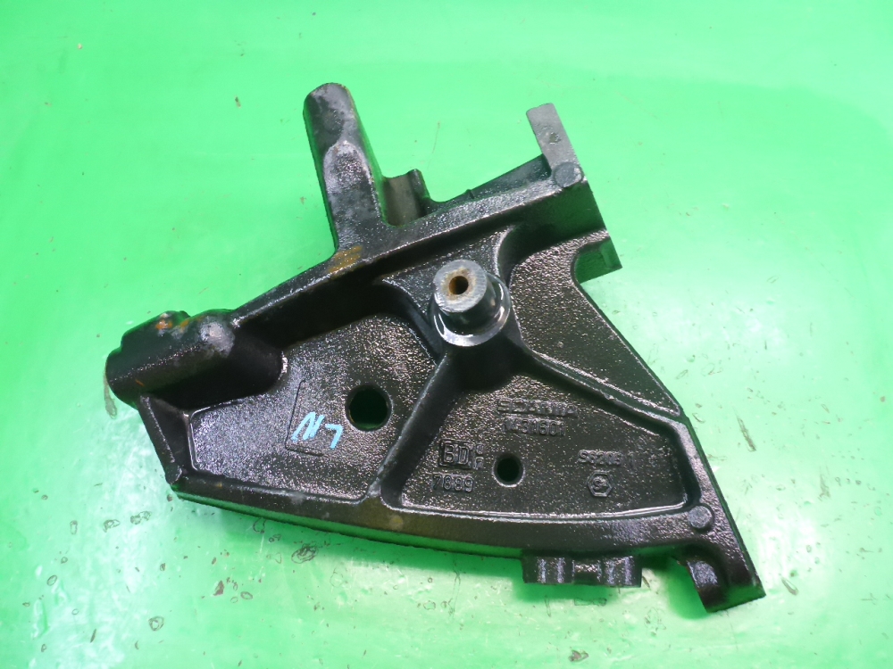 Кронштейн переднего бампера левый