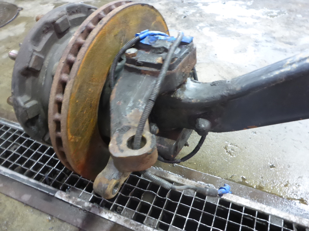 Кулак поворотный передний правый