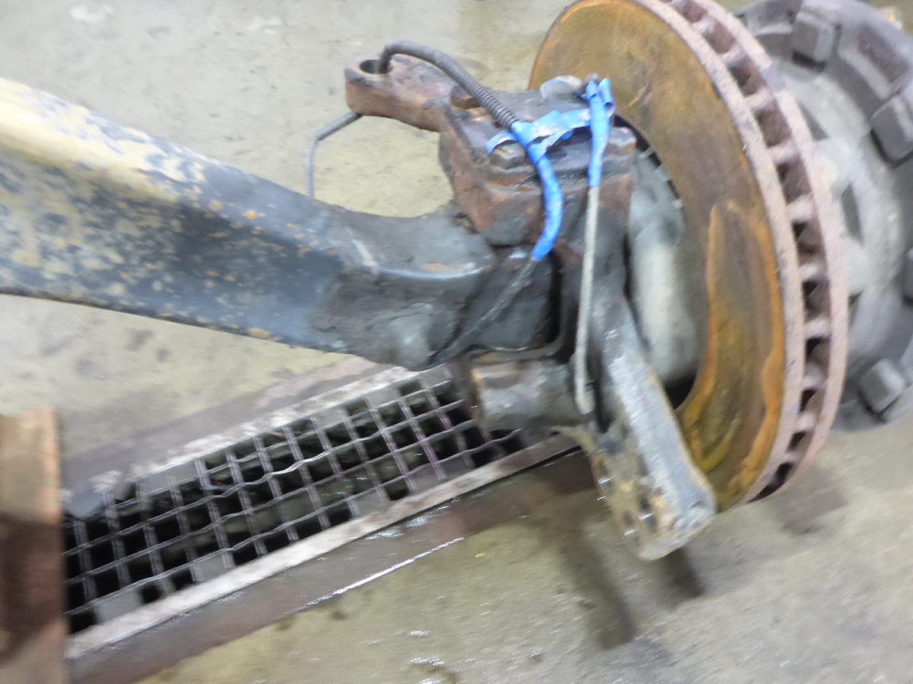 Кулак поворотный передний правый