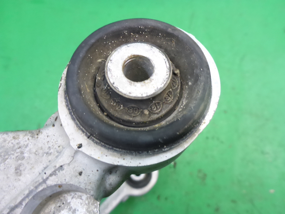 Рычаг передний верхний правый