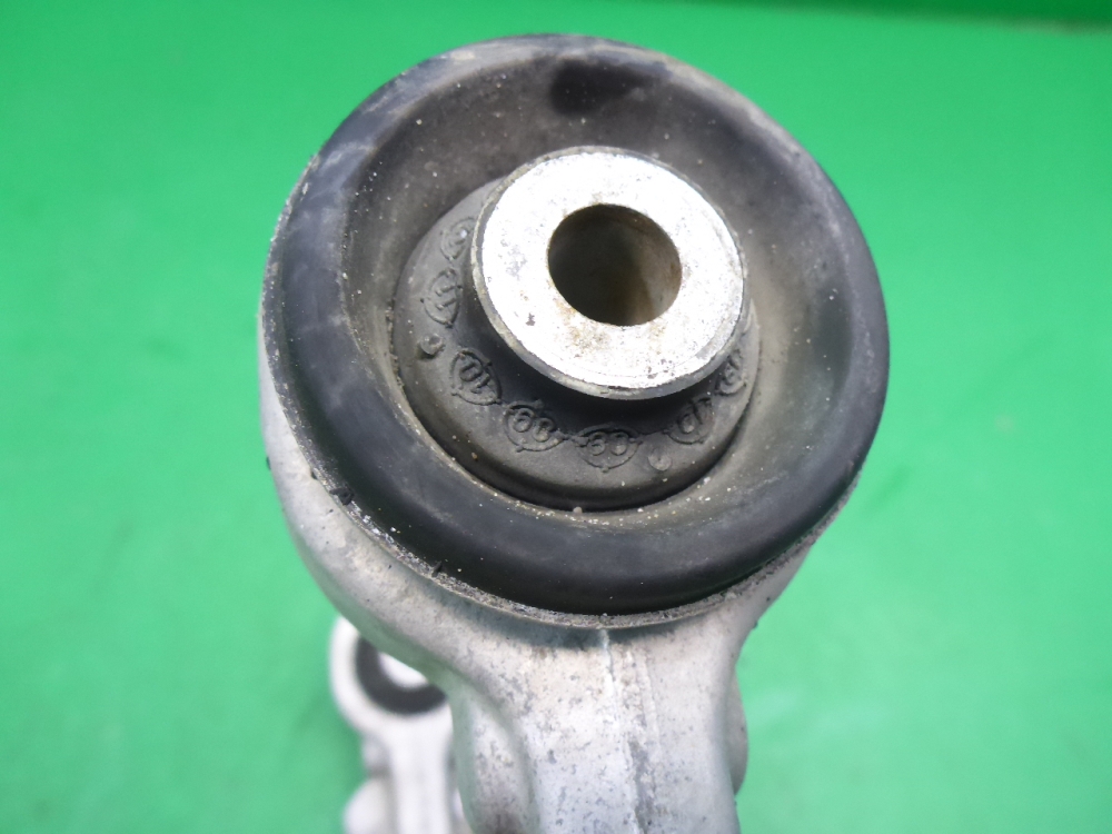 Рычаг передний левый