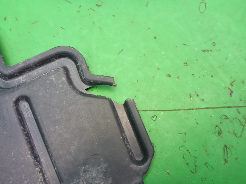 Пыльник двигателя боковой левый