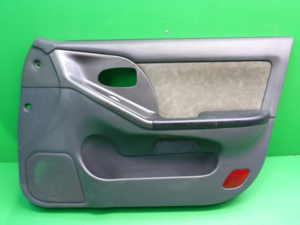 Обшивка двери передней правой