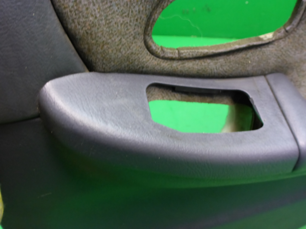 Обшивка двери задней правой