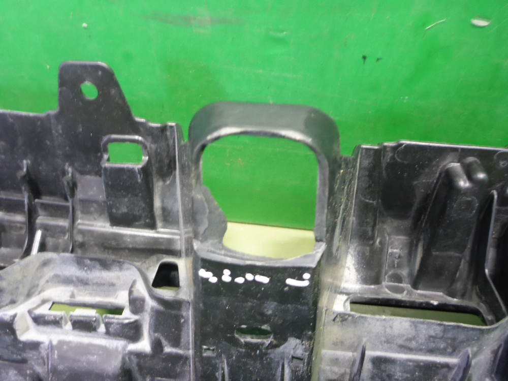 Кронштейн переднего бампера