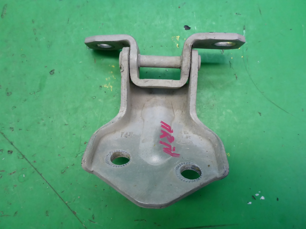 Петля двери передней правой нижняя