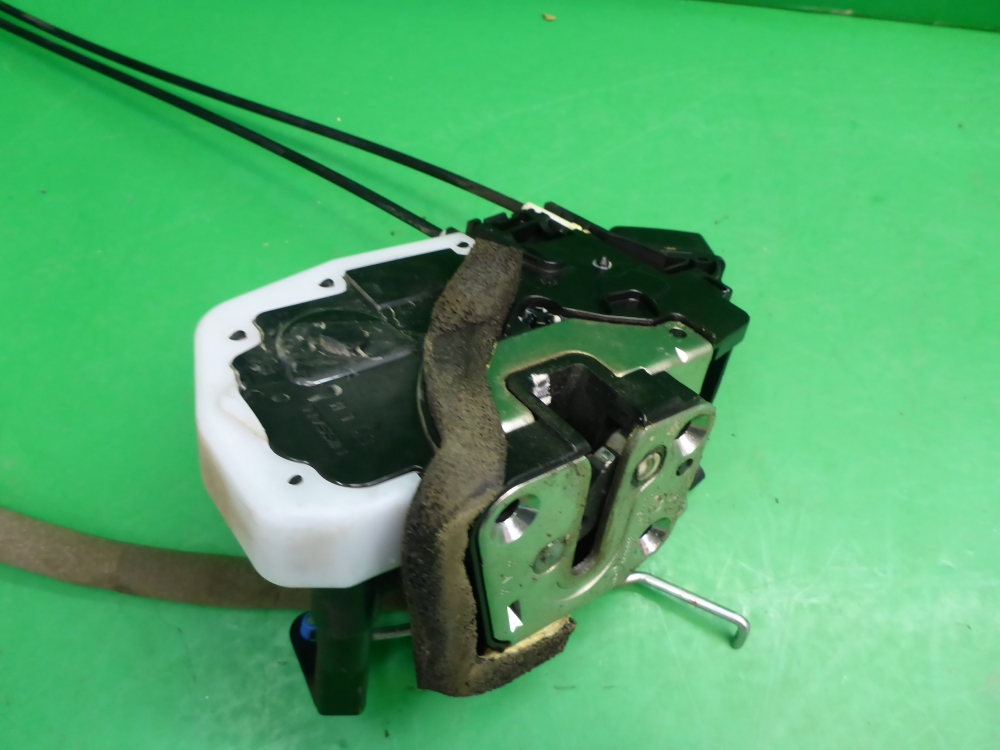 Замок двери передней левой