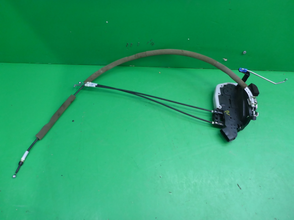 Замок двери передней левой