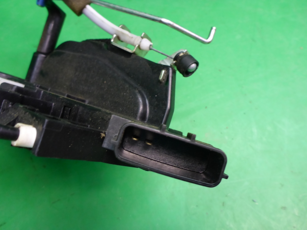 Замок двери передней левой