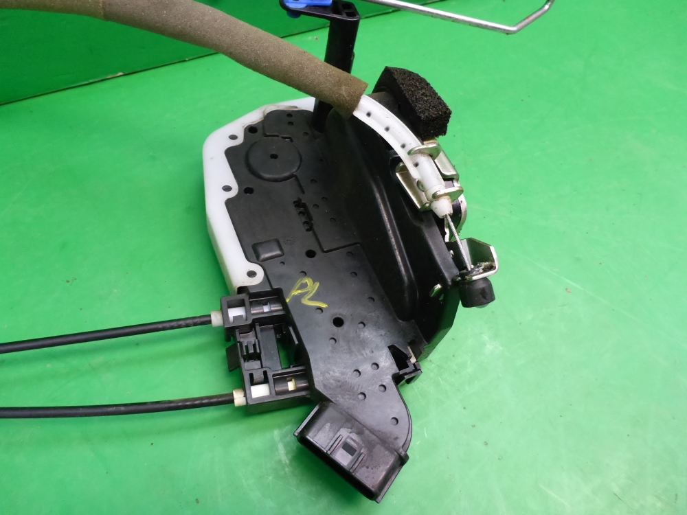 Замок двери передней левой