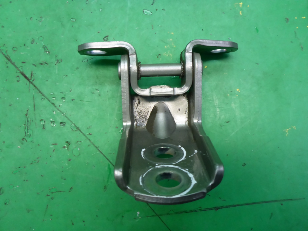 Петля двери задней левой нижняя