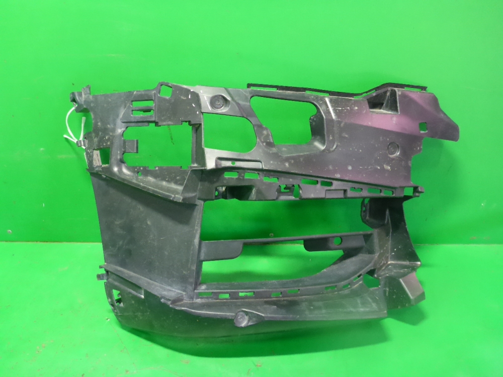 Кронштейн переднего бампера правый