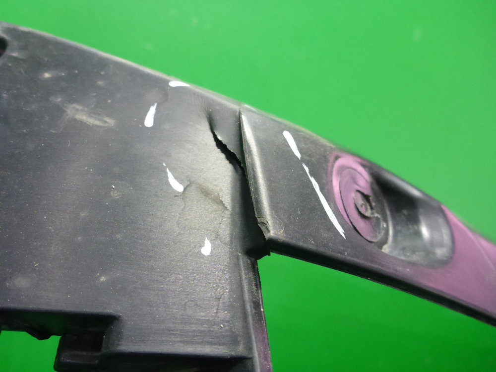 Кронштейн переднего бампера правый