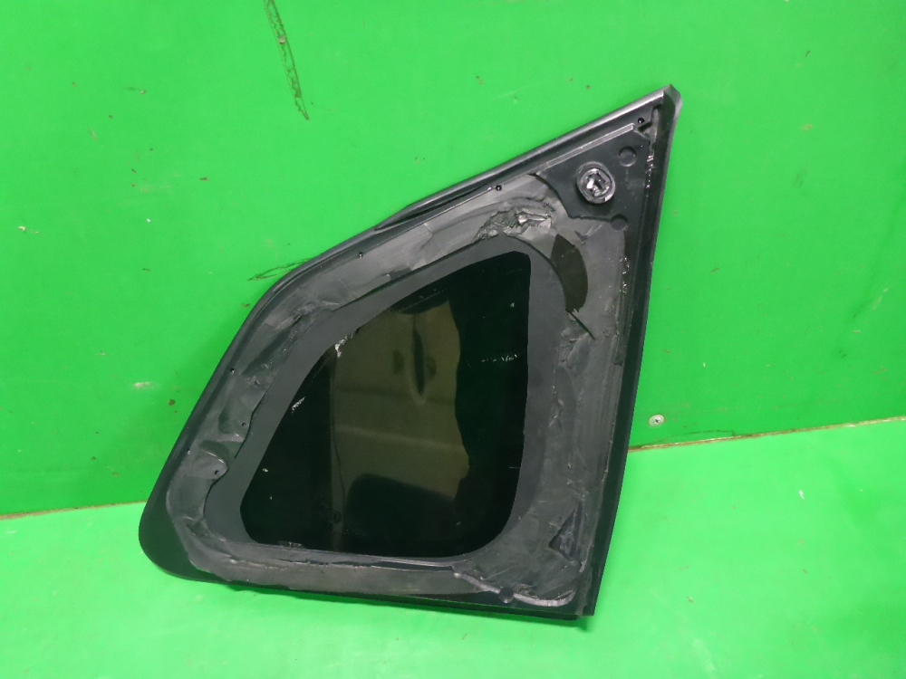 Стекло кузовное глухое левое