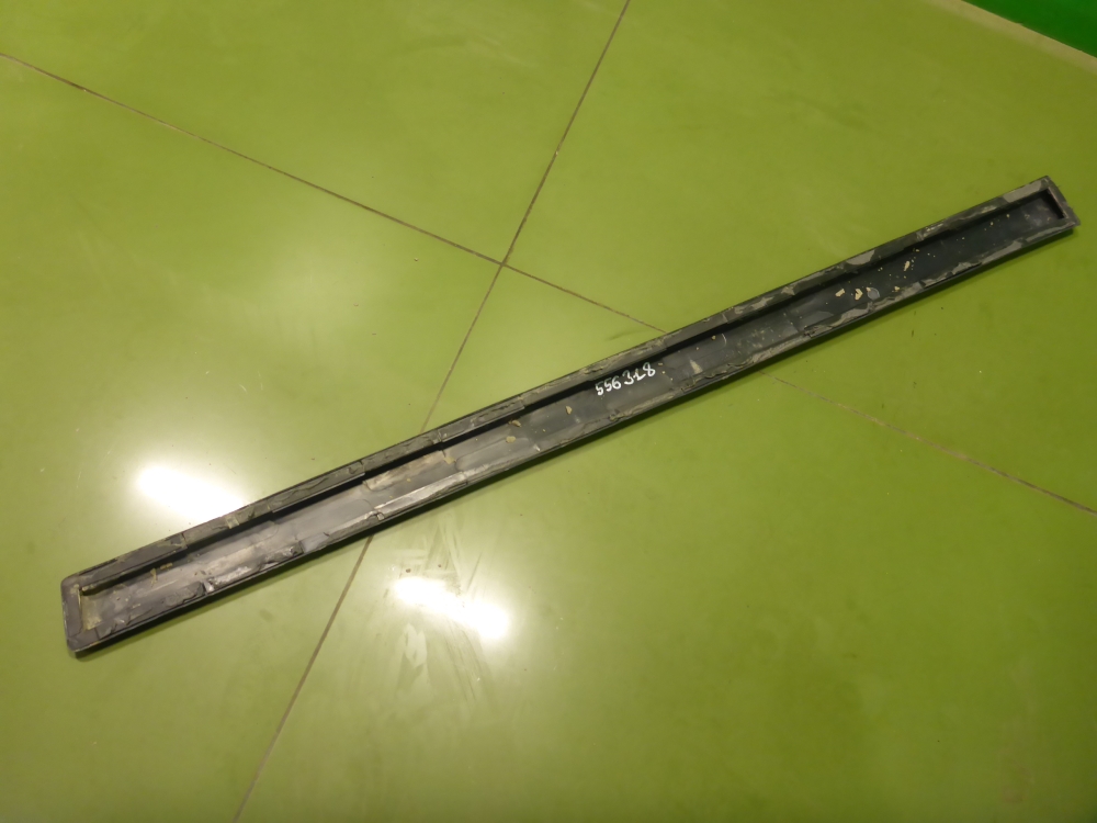 Накладка двери передней левой