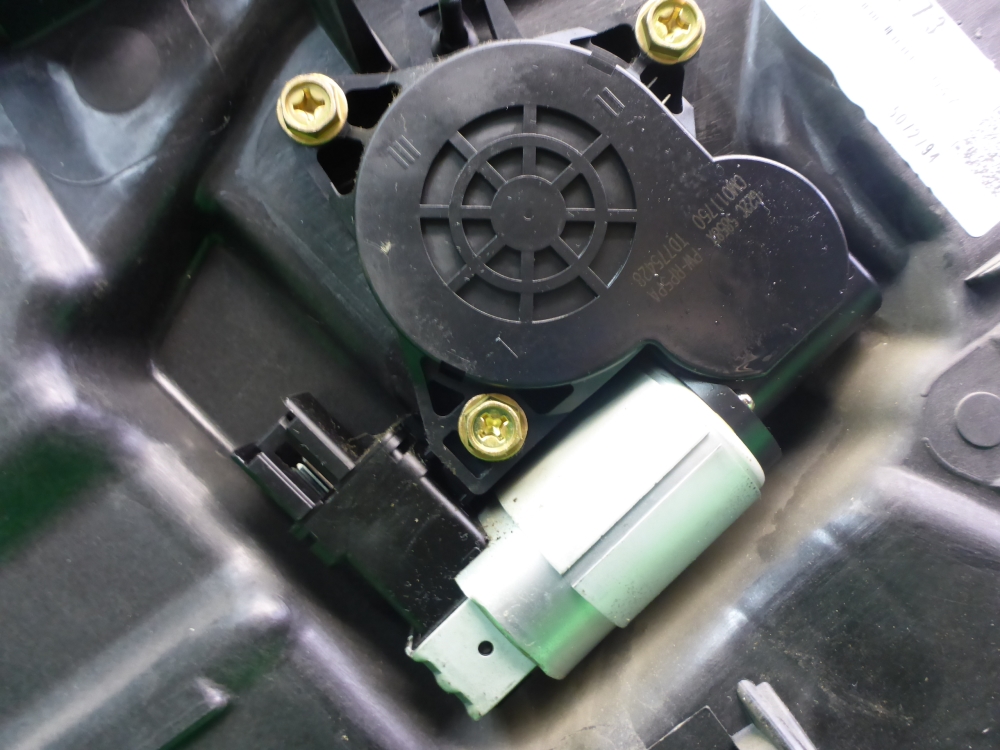 Стеклоподъемник электр. задний левый