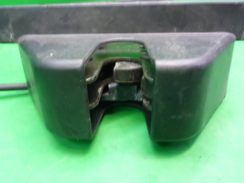 Замок спинки сиденья