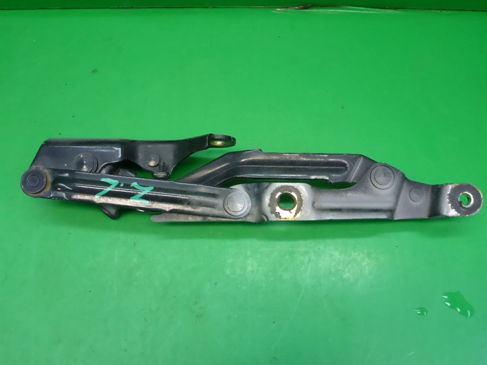 Петля крышки багажника