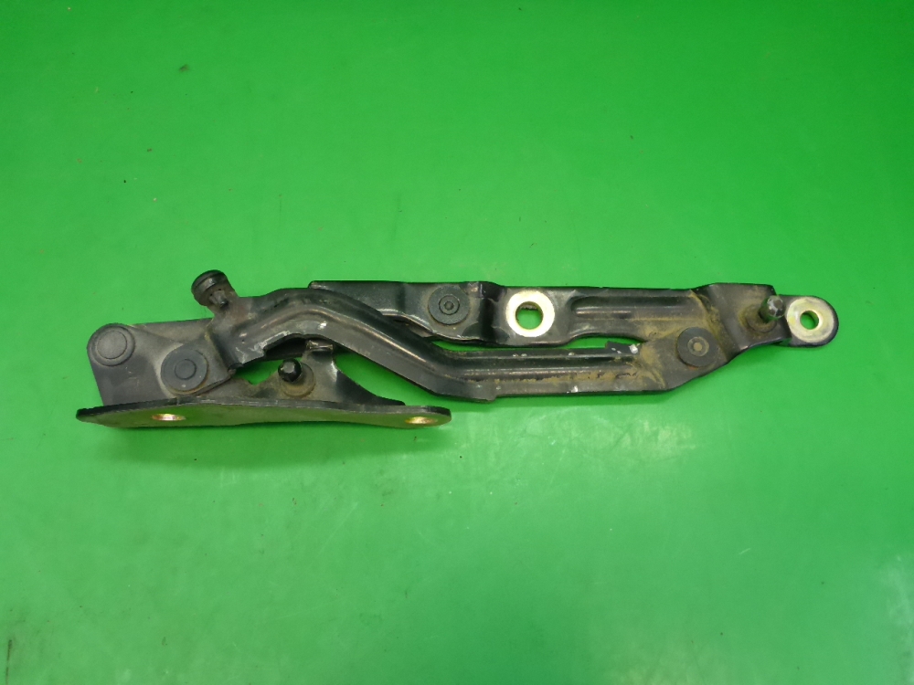 Петля крышки багажника