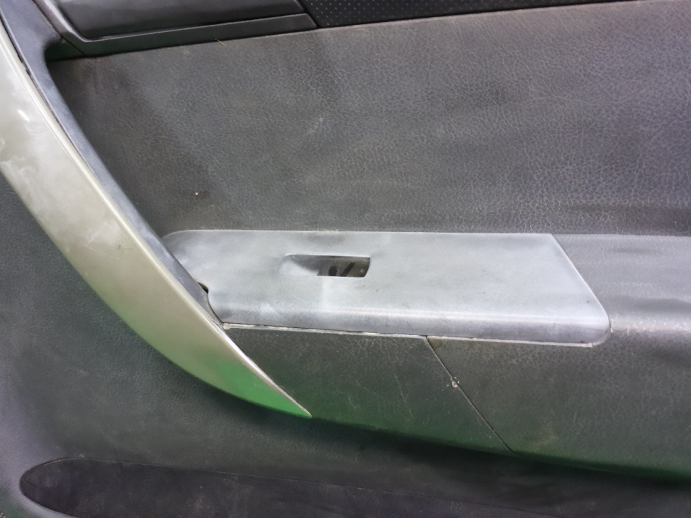 Обшивка двери передней правой