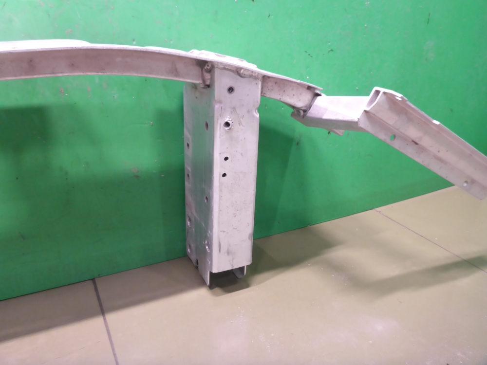 Усилитель переднего бампера