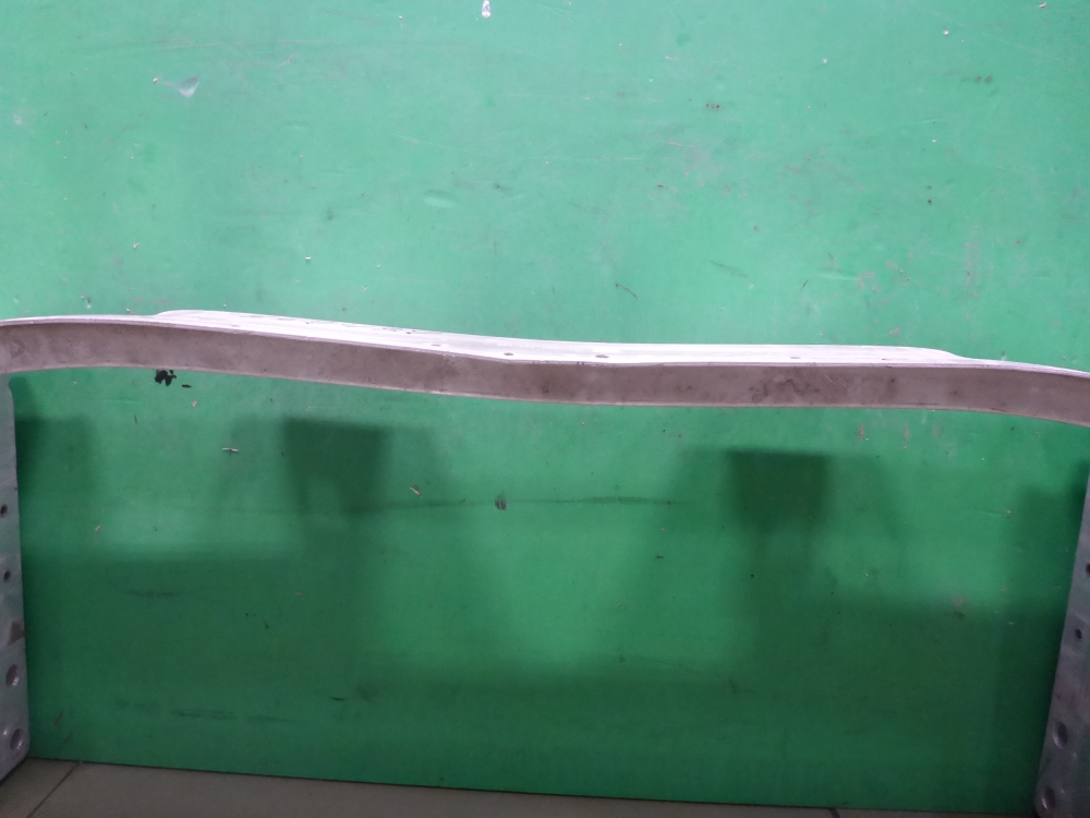 Усилитель переднего бампера