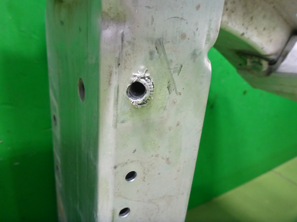 Усилитель переднего бампера