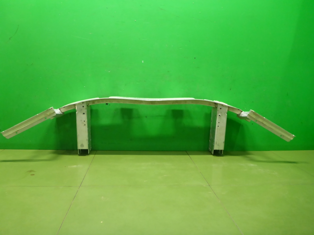 Усилитель переднего бампера