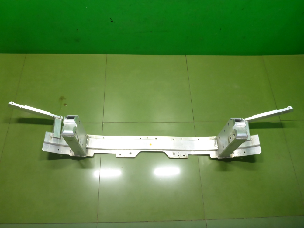 Усилитель переднего бампера