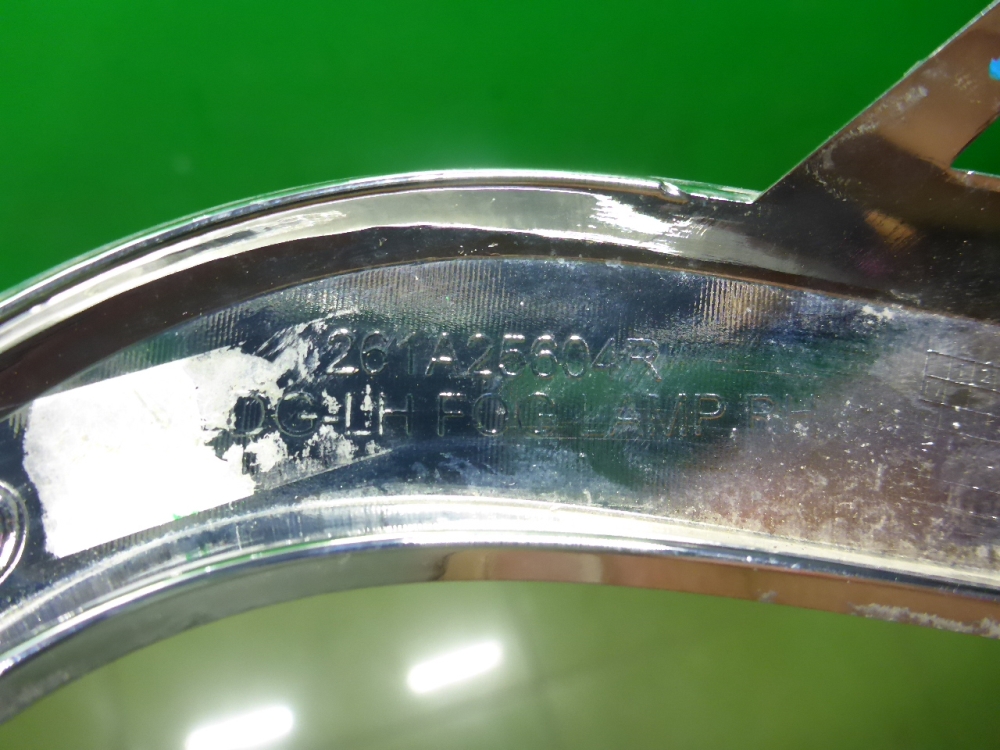 Рамка противотуманной фары правой