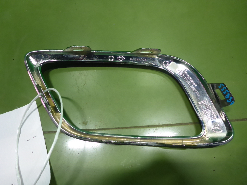 Рамка противотуманной фары правой