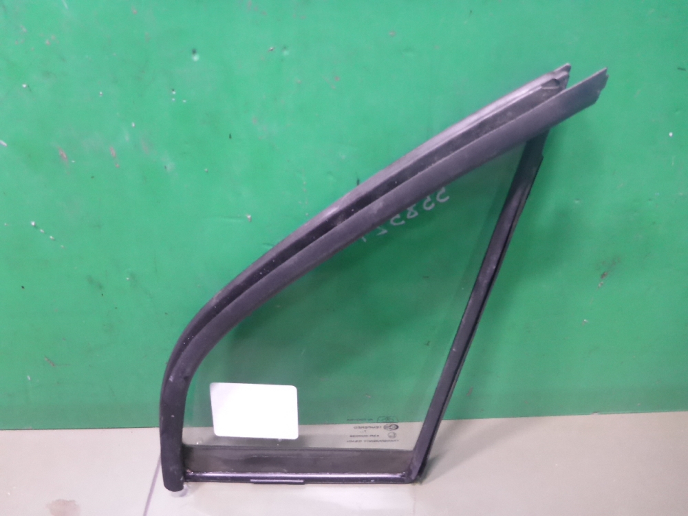 Стекло двери передней правой (форточка)