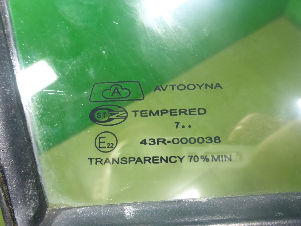 Стекло двери передней правой (форточка)