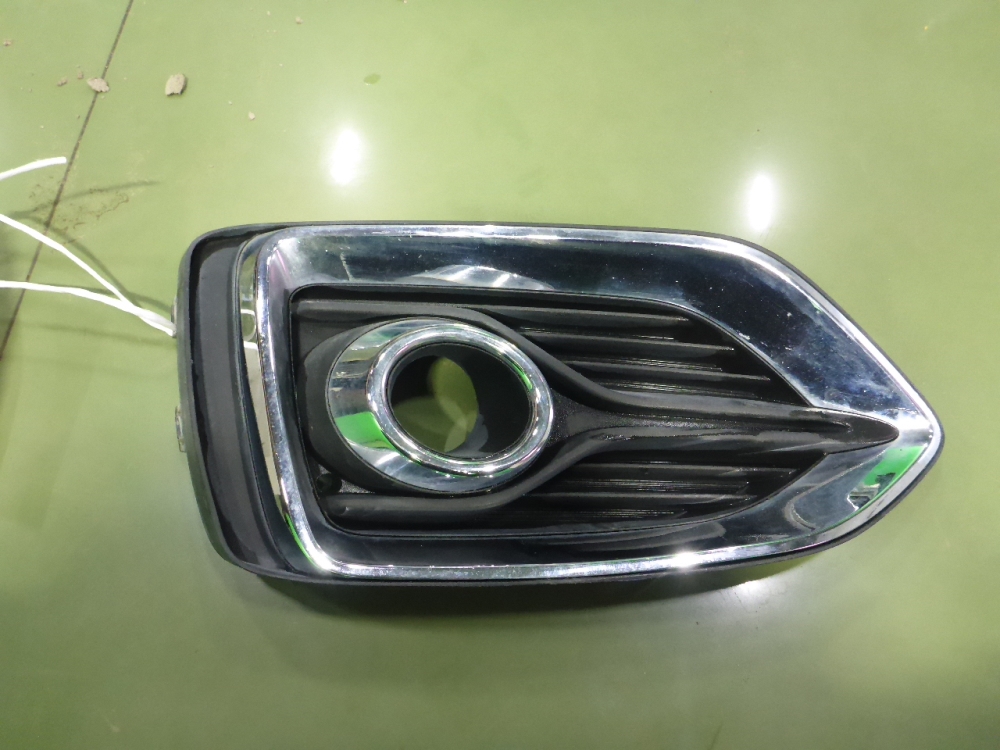 Рамка противотуманной фары левой