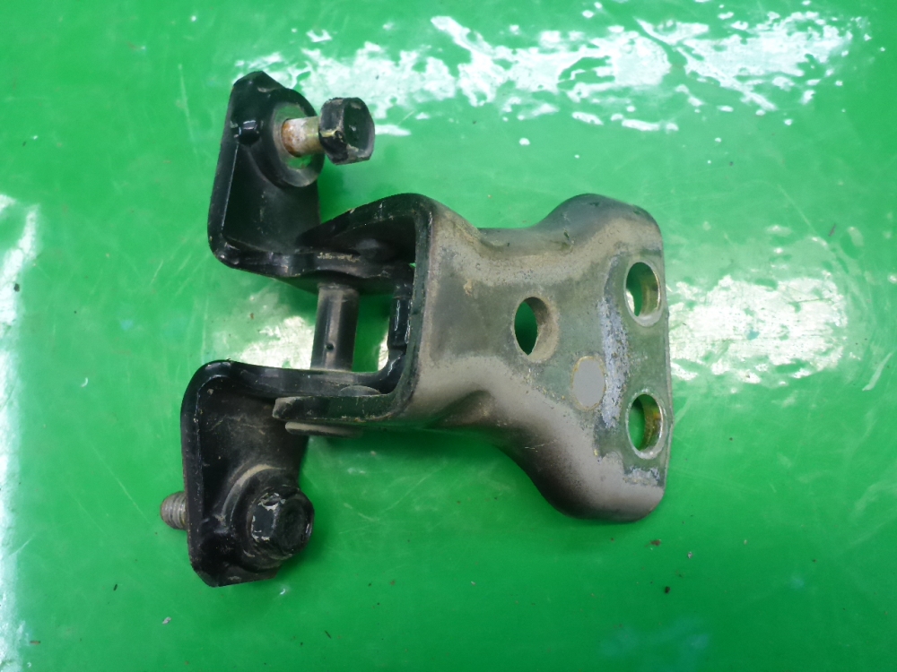 Петля двери задней левой верхняя