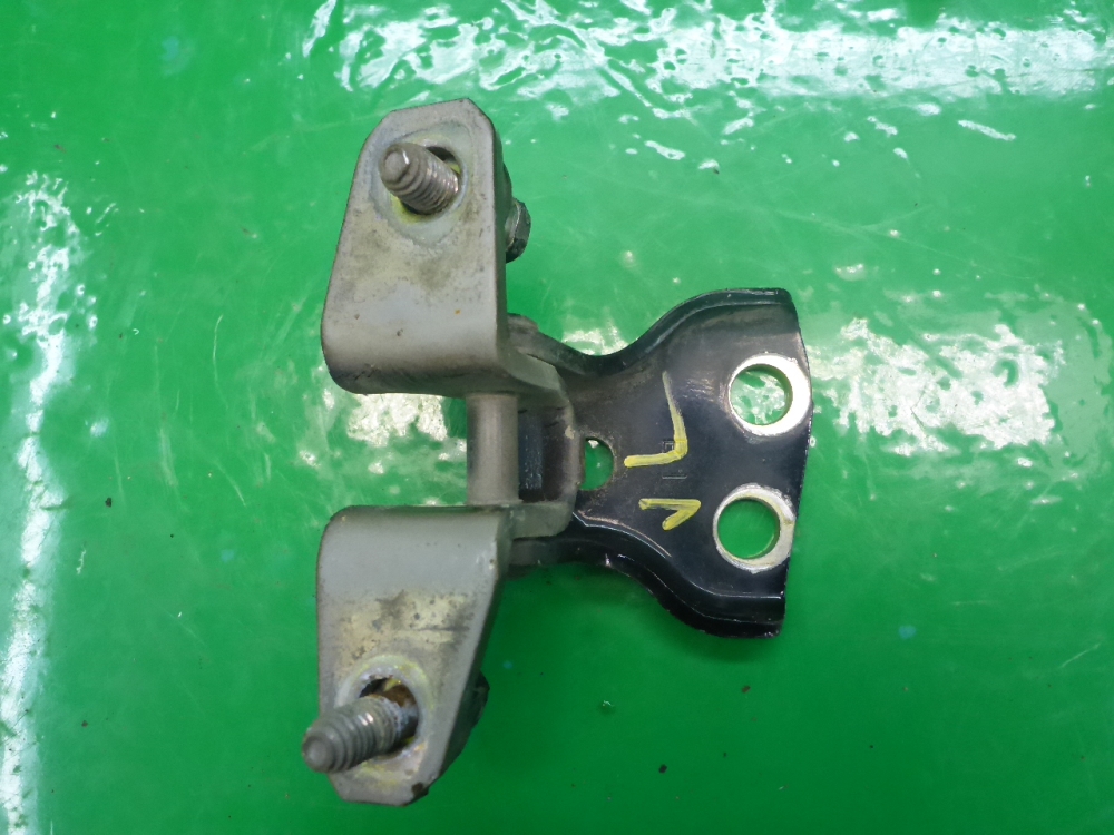 Петля двери задней левой верхняя