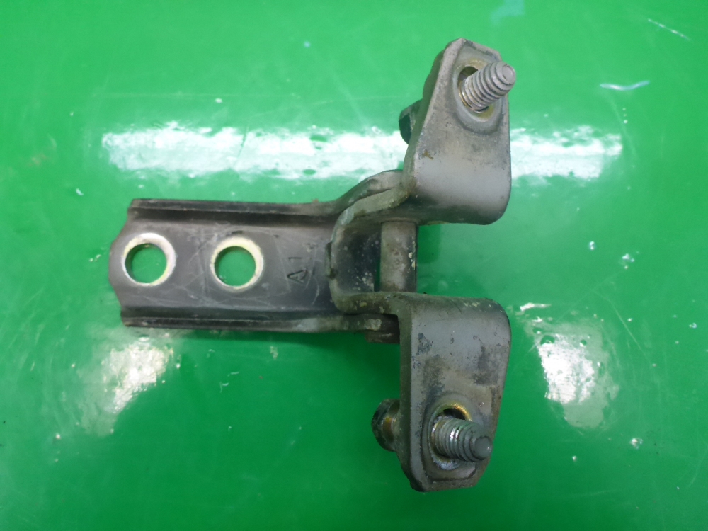 Петля двери передней левой верхняя