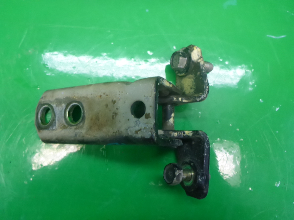 Петля двери передней левой верхняя