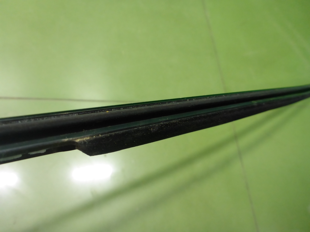 Накладка стекла заднего левого