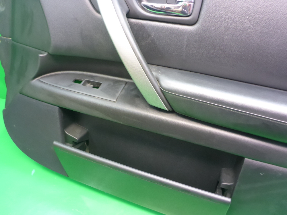 Обшивка двери передней правой