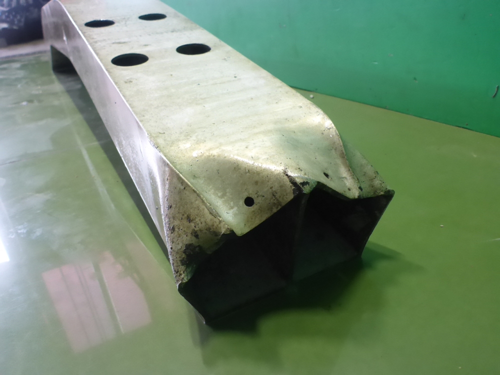 Усилитель переднего бампера