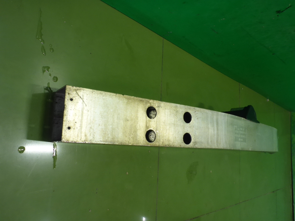 Усилитель переднего бампера