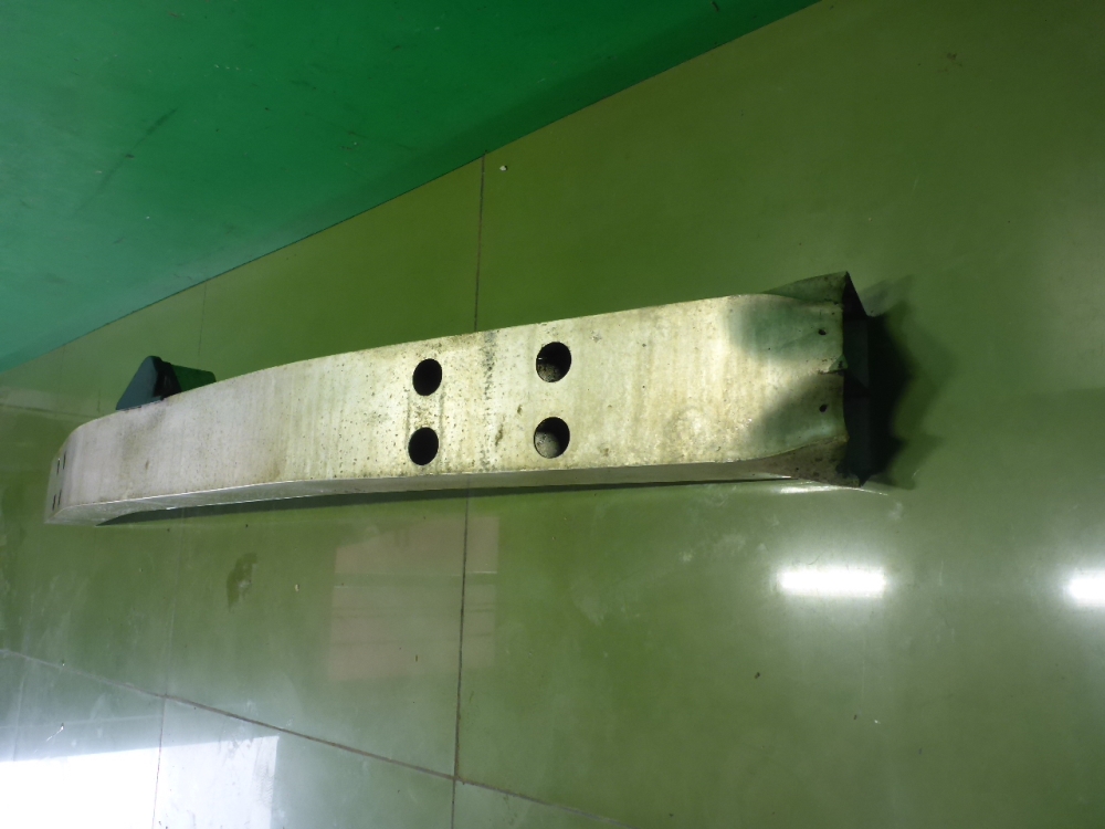 Усилитель переднего бампера