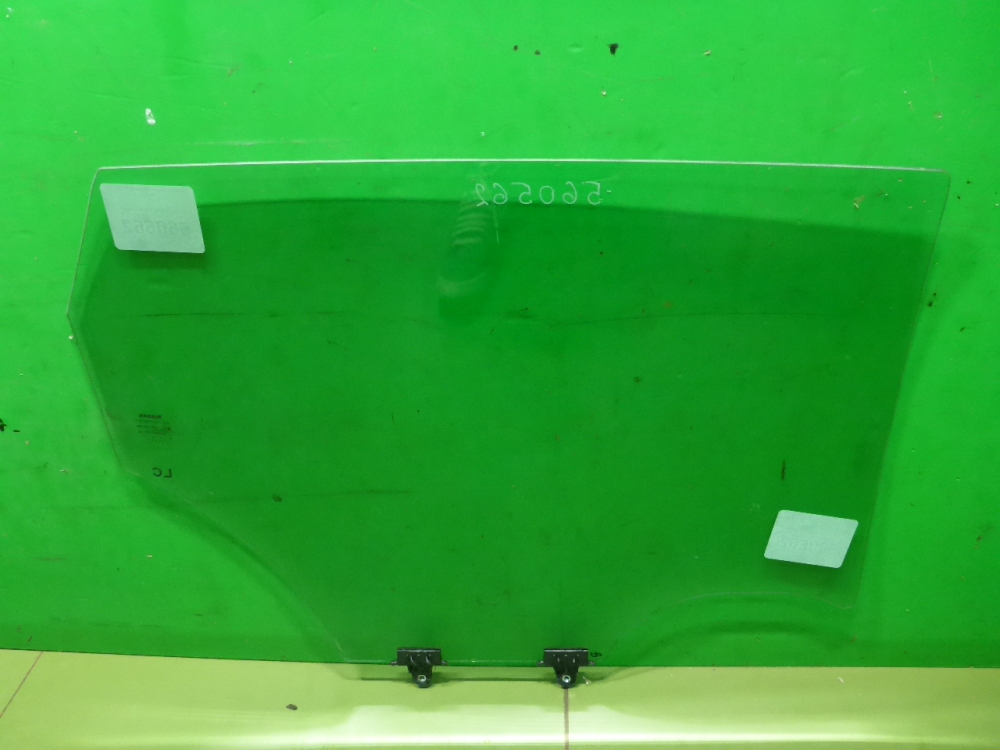 Стекло двери задней левой