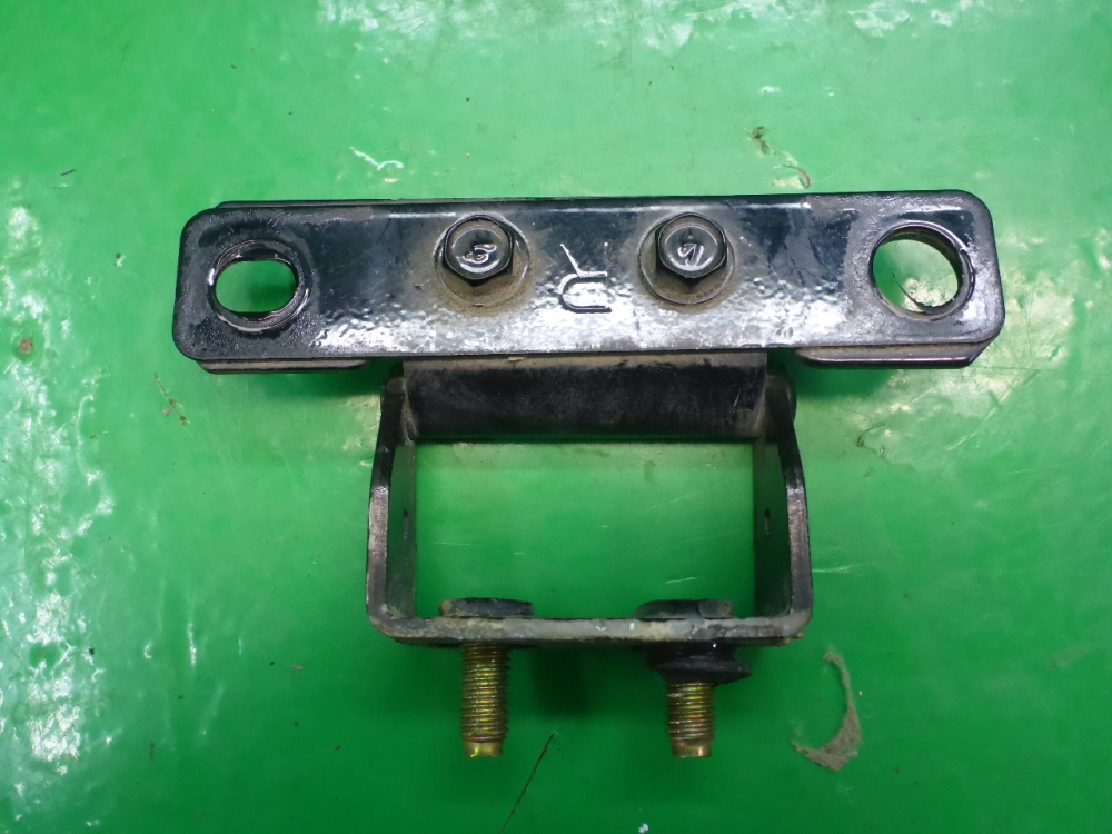 Петля двери багажника