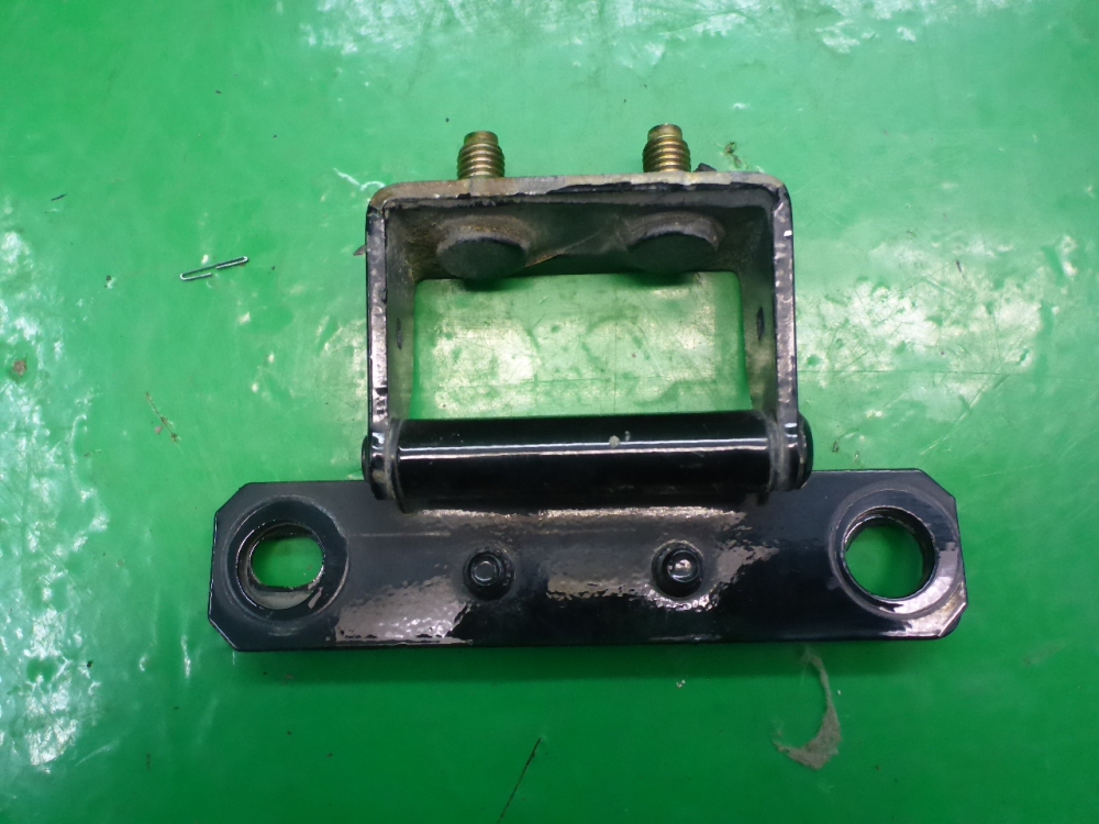 Петля двери багажника