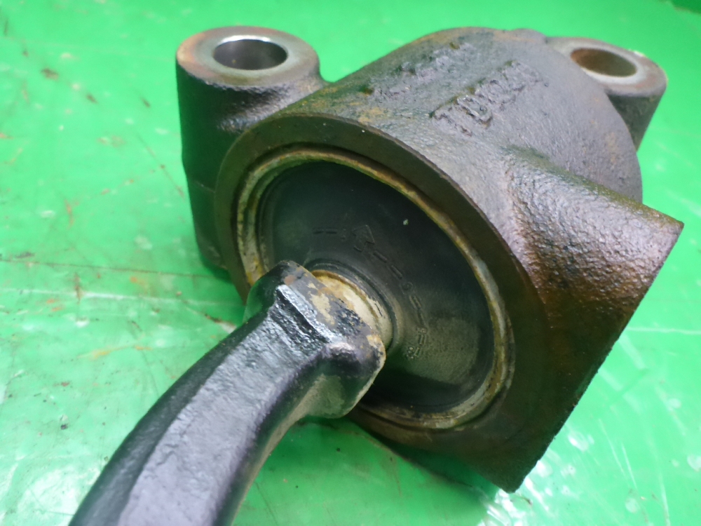 Рычаг передний левый