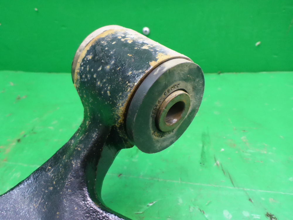 Рычаг передний левый