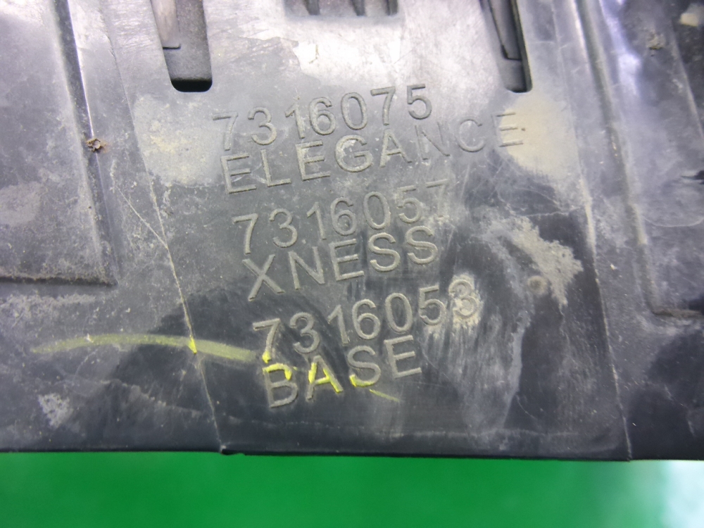 Решетка радиатора левая