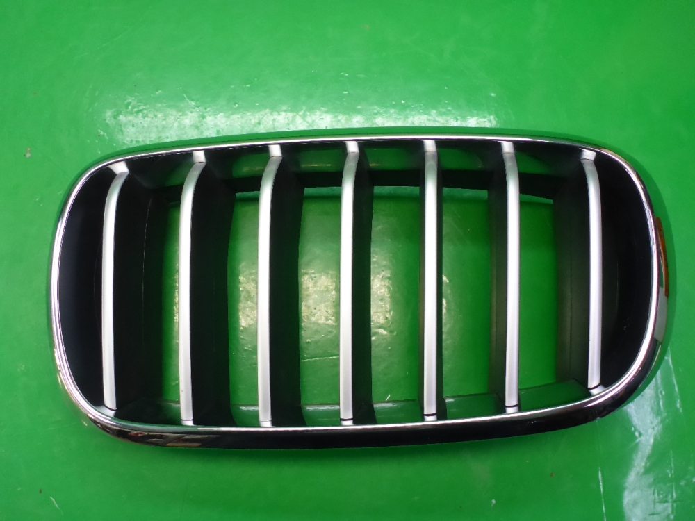 Решетка радиатора левая